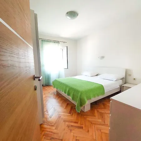 Ena, Apartment *